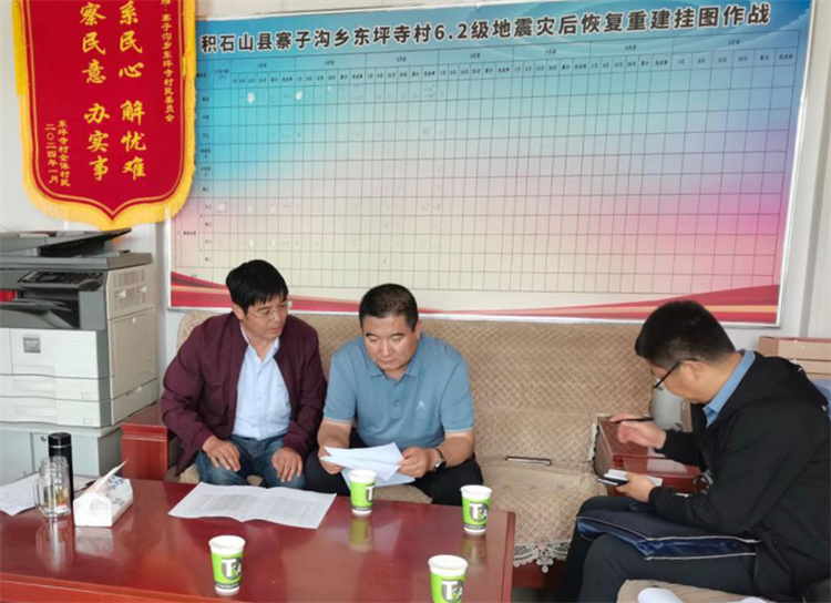 州縣紀(jì)委監(jiān)委機(jī)關(guān)聯(lián)合督查組對下沉干部 、駐村干部 、包村組長、村干部 “四級”干部履職到崗情況，以及工作日志和民情臺賬、訴求臺賬進(jìn)行日常監(jiān)督檢查，壓實(shí)工作責(zé)任。.jpg