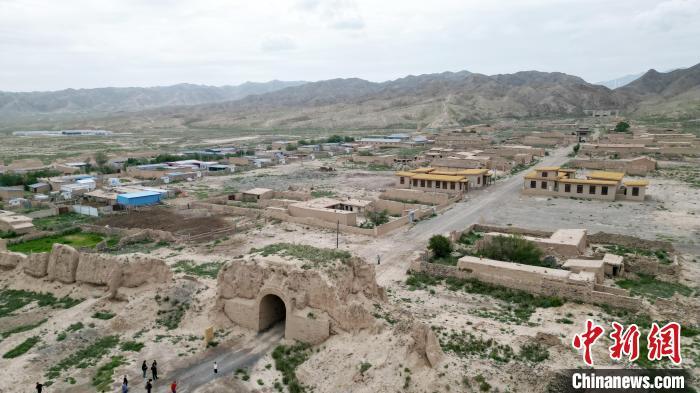 7月13日，位于山丹漢明長(zhǎng)城遺址里的硤口古城。(無(wú)人機(jī)圖片) 　九美旦增 攝