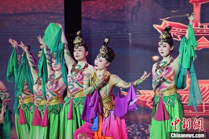 7月19日晚，第五屆黃河之濱文藝展演在蘭州體育文化廣場開幕。圖為開幕式演出敦煌舞蹈。張曦予 攝