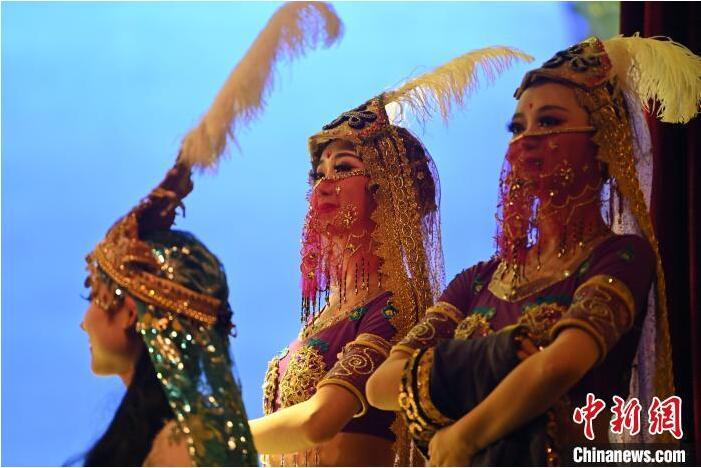 7月18日晚，中國經(jīng)典舞劇《絲路花雨》在甘肅蘭州黃河劇院進行演出。中國經(jīng)典舞劇《絲路花雨》迎來45周年，7月17日-8月4日在蘭州開啟為期多天的駐場演出。該舞劇取材于敦煌莫高窟壁畫，集中國霓裳羽衣舞、敦煌舞、印度舞、黑巾舞、波斯馬鈴舞等于一身，自1979年演出至今，該劇先后在40多個國家和地區(qū)演出近4000場，觀眾550多萬人次。中新社記者 李亞龍 攝</p>
<p>