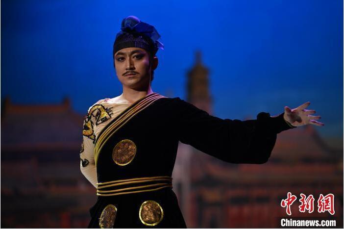 7月18日晚，中國經(jīng)典舞劇《絲路花雨》在甘肅蘭州黃河劇院進行演出。中國經(jīng)典舞劇《絲路花雨》迎來45周年，7月17日-8月4日在蘭州開啟為期多天的駐場演出。該舞劇取材于敦煌莫高窟壁畫，集中國霓裳羽衣舞、敦煌舞、印度舞、黑巾舞、波斯馬鈴舞等于一身，自1979年演出至今，該劇先后在40多個國家和地區(qū)演出近4000場，觀眾550多萬人次。中新社記者 李亞龍 攝