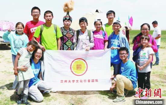 圖為蘭州大學(xué)文化行者團隊走進(jìn)民族社區(qū)。(資料圖)蘭州大學(xué)供圖