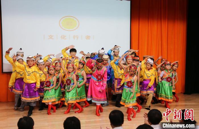 圖為蘭州大學(xué)文化行者團隊走進(jìn)民族社區(qū)，開展系列活動。(資料圖)蘭州大學(xué)供圖