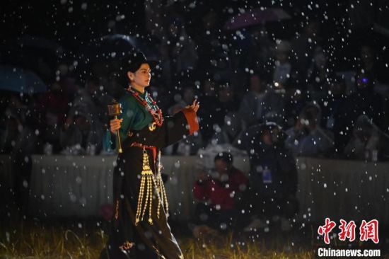 圖為2024年8月6日晚大賽現(xiàn)場(chǎng)模特進(jìn)行比賽。李亞龍 攝