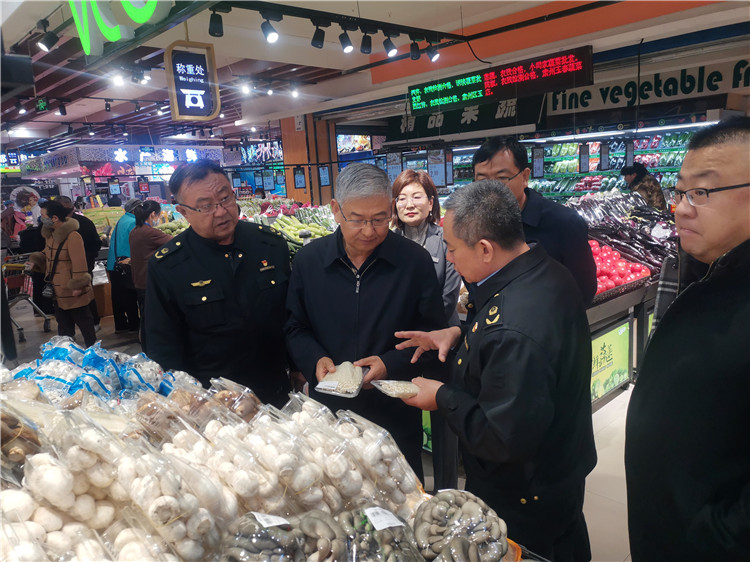 圖為市委常委、市紀(jì)委書記、市監(jiān)委主任張學(xué)勇調(diào)研食品安全責(zé)任包保企業(yè)西部天地商貿(mào)有限責(zé)任公司.jpg