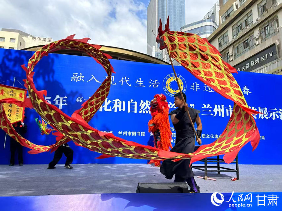 柴宗峰在2025年“文化和自然遺產(chǎn)日”蘭州市非遺宣傳展示活動(dòng)中表演舞獅。人民網(wǎng)記者 焦隆攝