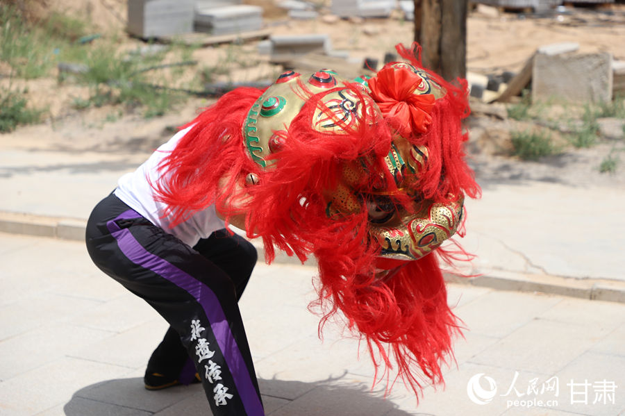 柴宗峰在桃林村展示蘭州北獅風(fēng)采。人民網(wǎng)記者 焦隆攝