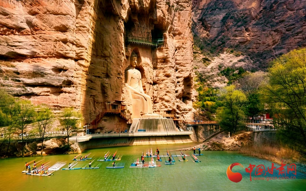 春動(dòng)隴原丨永靖：千年石窟前，槳板劃開春日碧波 